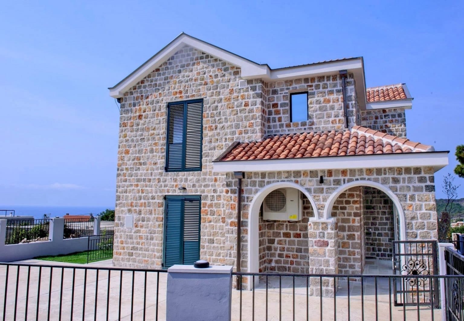Dvospratna vila od kamena sa krovom od crepa i pogledom na more u Luštici, Crna Gora.