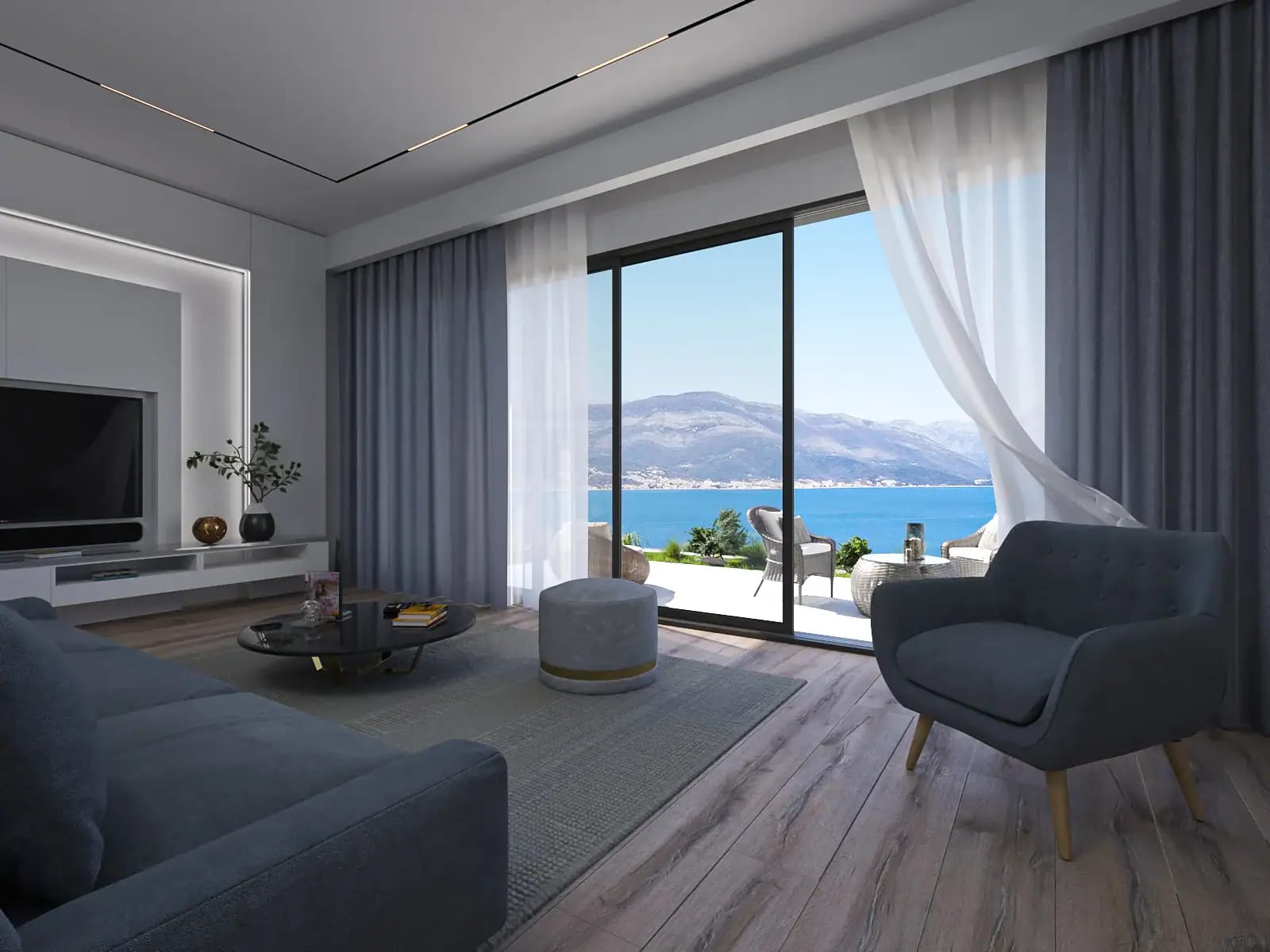 Savremena dnevna soba u stambenom kompleksu Luštica, Crna Gora: panoramski pogled na more, stilski nameštaj i izlaz na terasu.