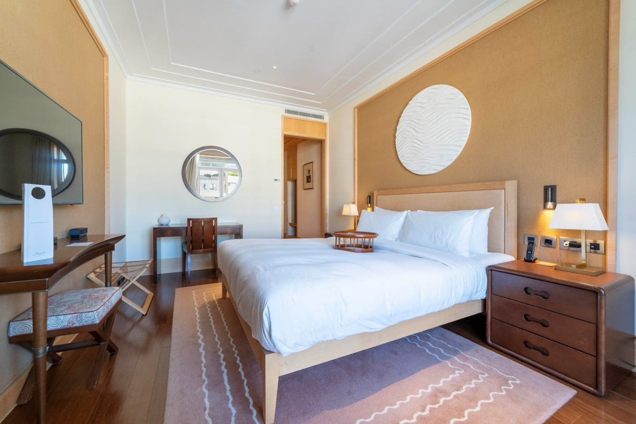 Udobna spavaća soba sa bračnim krevetom u stanu Porto Montenegro, Tivat, Crna Gora: stilizovan enterijer i dekor.