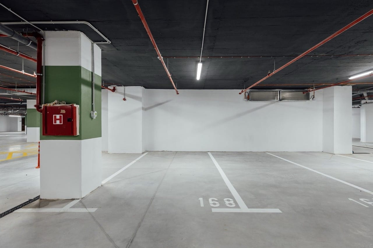 Podzemni parking sa oznakama u stambenom kompleksu Porto Montenegro, Tivat, Crna Gora: parking mesto br. 168.