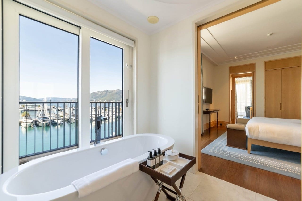 Kupatilo s pogledom na marinu u apartmanima Porto Montenegro, Tivat, Crna Gora: kada i spavaća soba.