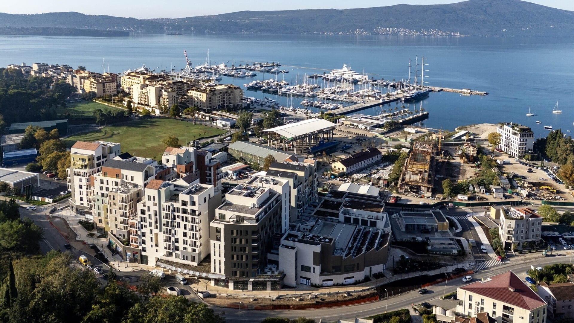 Pogled iz vazduha na stambeni kompleks u Porto Montenegru, Tivat, Crna Gora: moderne zgrade uz jahtenu marinu.