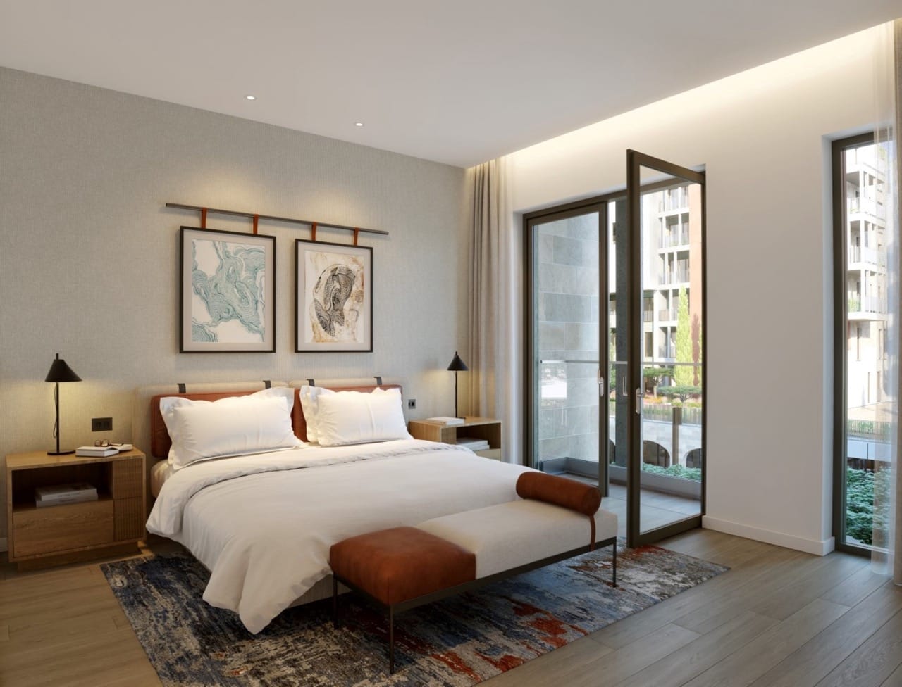 Savremena spavaća soba u stanu Porto Montenegro, Tivat, Crna Gora: bračni krevet, terasa i stilizovan enterijer.