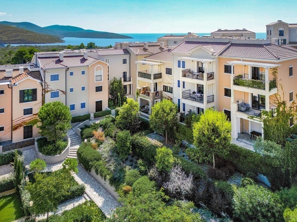 Жилой комплекс Lustica Bay в Радовичи, Черногория: вид на современные дома с террасами и зеленый ландшафтный парк.