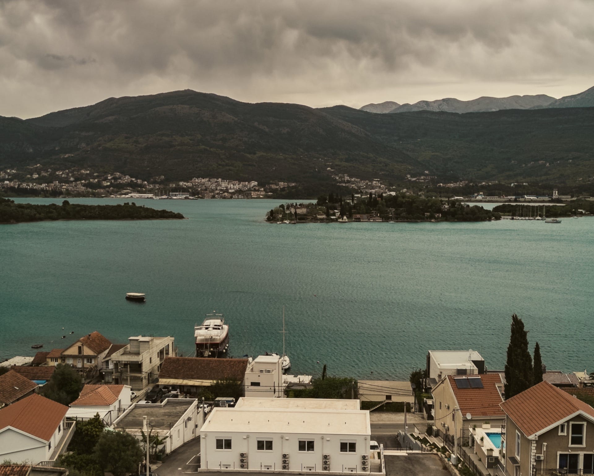 Panoramski pogled na Tivatski zaliv i Ostrvo cveća sa zemljišta u Đuraševićima, Luštica, Crna Gora.