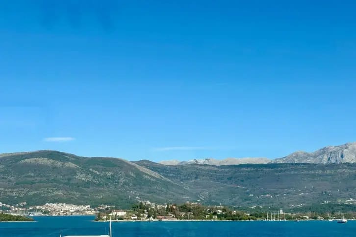 Panoramski pogled na more i planine iz taunhausa u Đuraševićima, poluostrvo Luštica, Crna Gora.