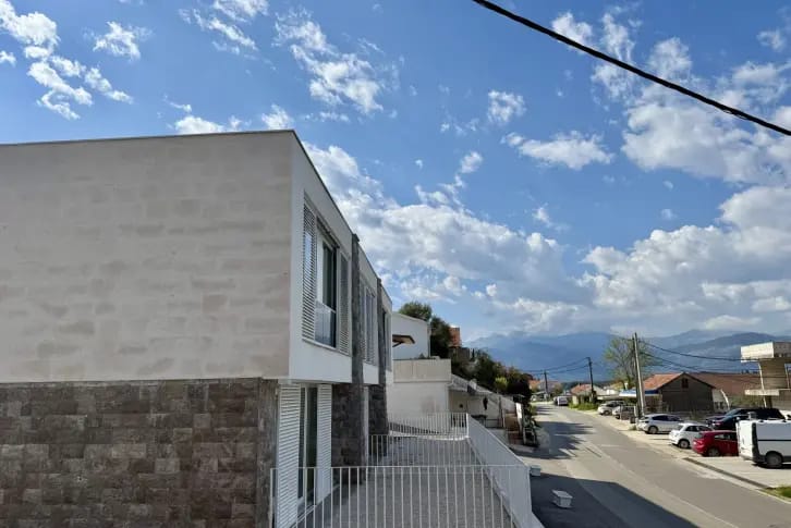 Moderan townhouse sa kamenom oblogom i terasom u naselju Đuraševići, Luštica, Crna Gora.