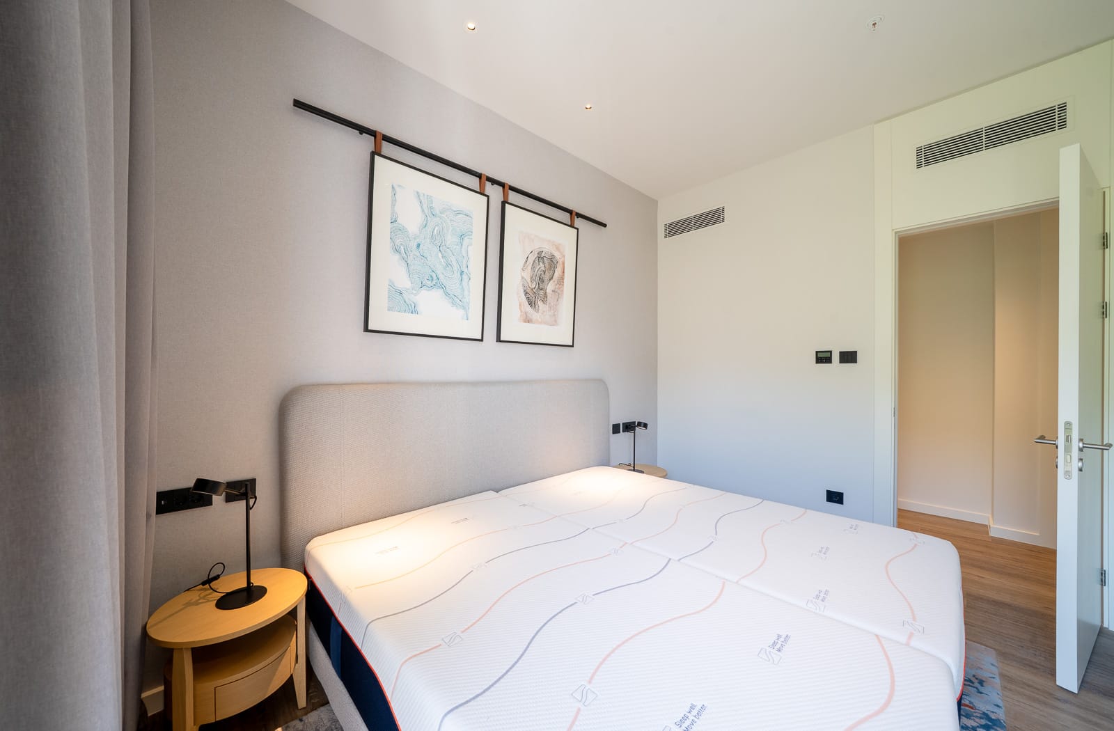 Savremena spavaća soba u apartmanima Porto Montenegro, Tivat, Crna Gora: bračni krevet, dekor i stilan nameštaj.