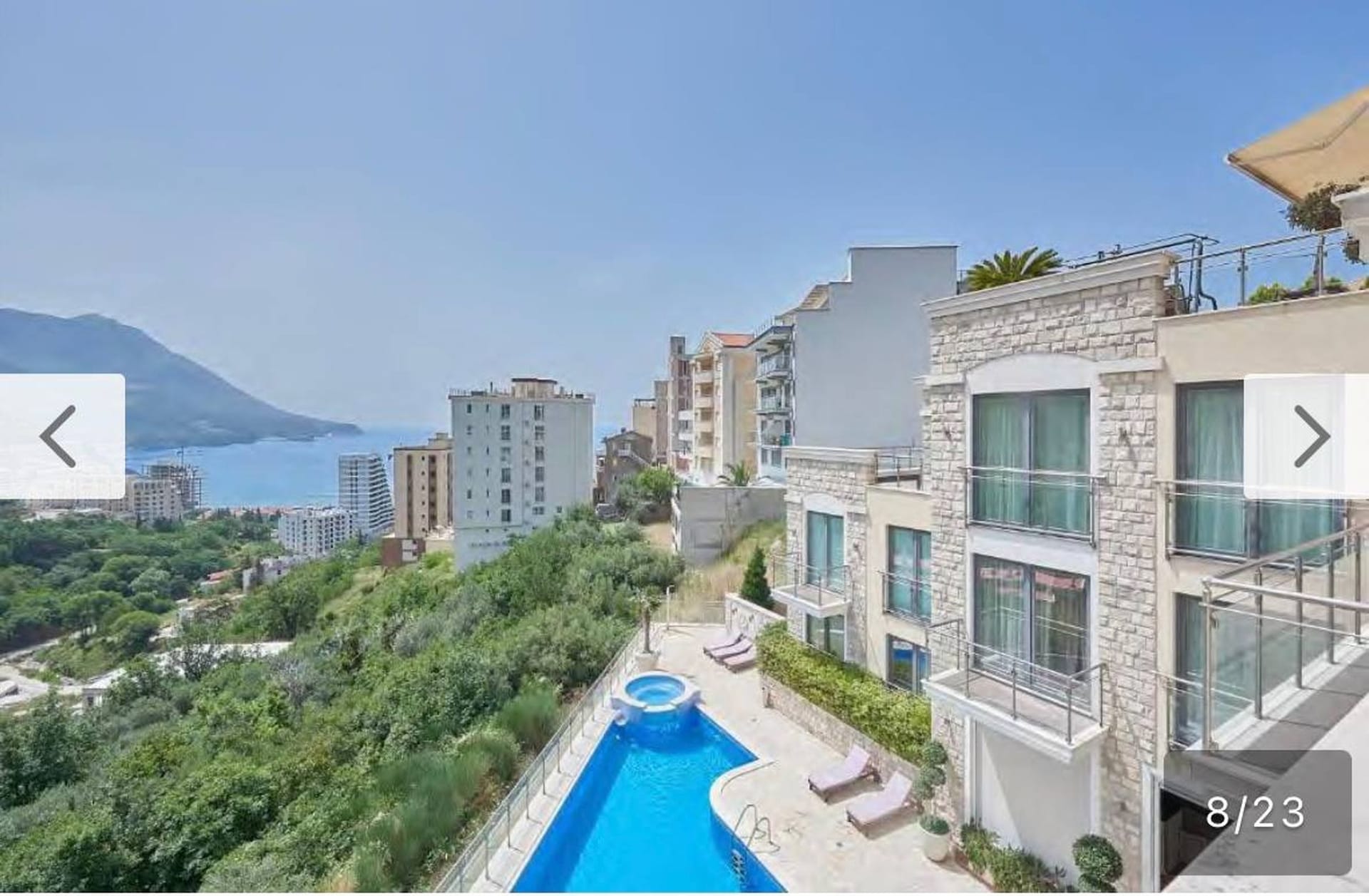 Apartmani u Bečićima, Crna Gora: pogled na bazen, terasu i panoramu Jadranskog mora sa planinske padine.