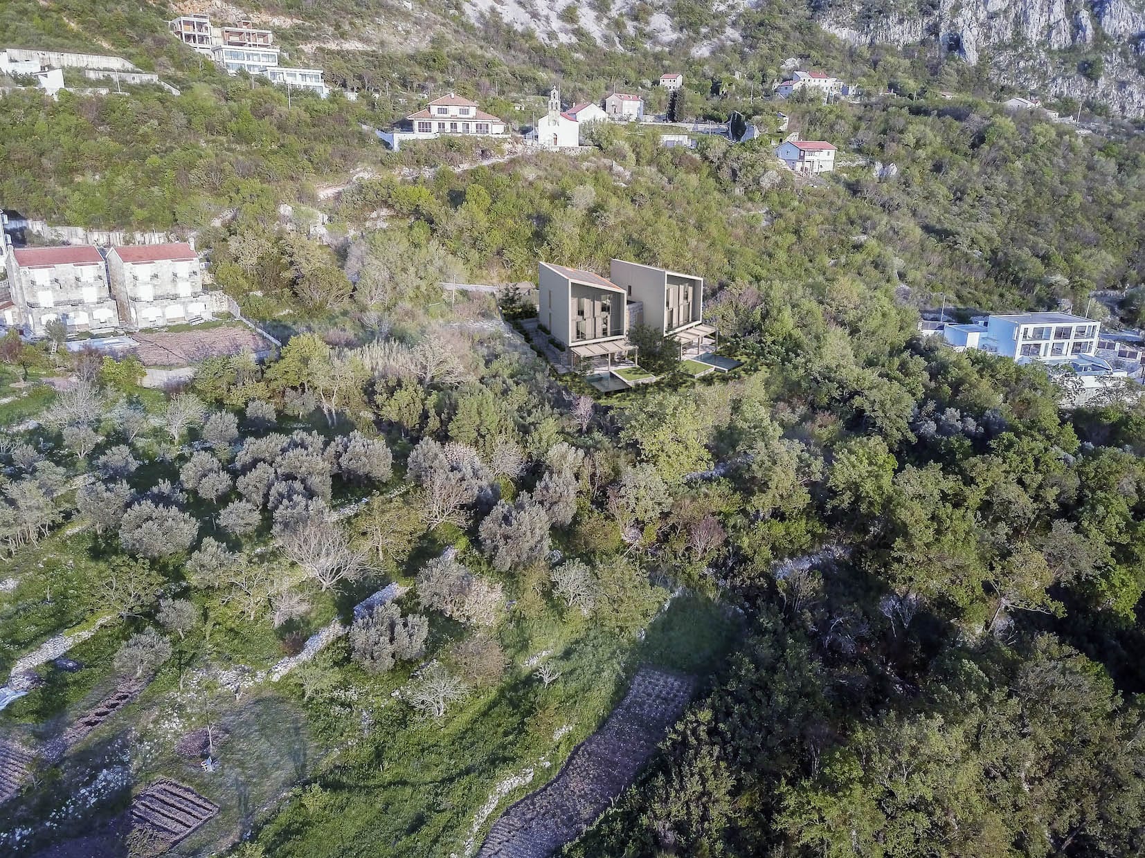 Widok z lotu ptaka na nowoczesne wille w Blizikuće, Czarnogóra: projekt architektoniczny wśród gajów oliwnych i gór.