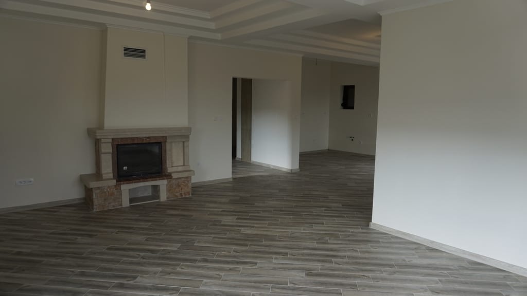Salon spacieux avec cheminée et finition en bois dans une villa à Igalo, Herceg Novi, Monténégro.