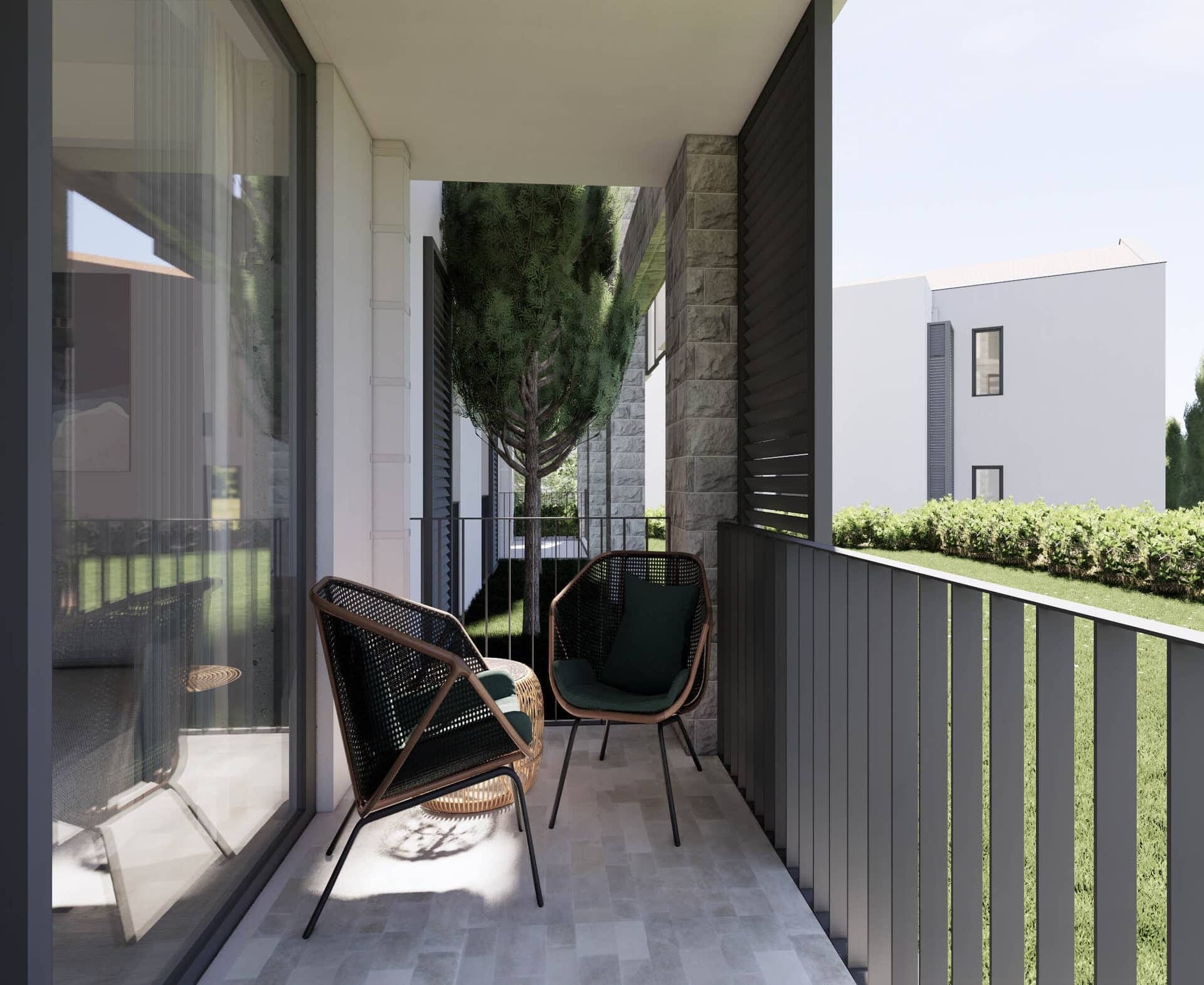 Przytulny balkon z plecionymi meblami w nowoczesnym mieszkaniu w Tivacie, Czarnogóra, z widokiem na zielony ogród i kamiennym wykończeniem.