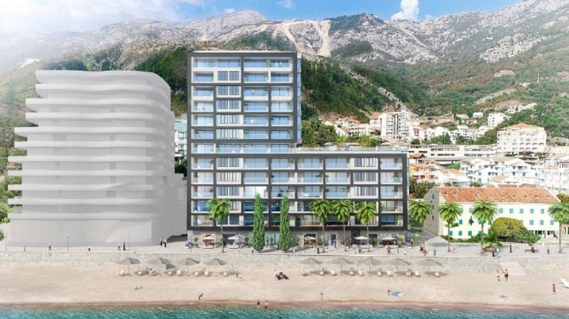 Savremeni stambeni kompleks na prvoj liniji mora u Bečićima, Crna Gora: pogled na zgradu sa panoramskim terasama i plažom.