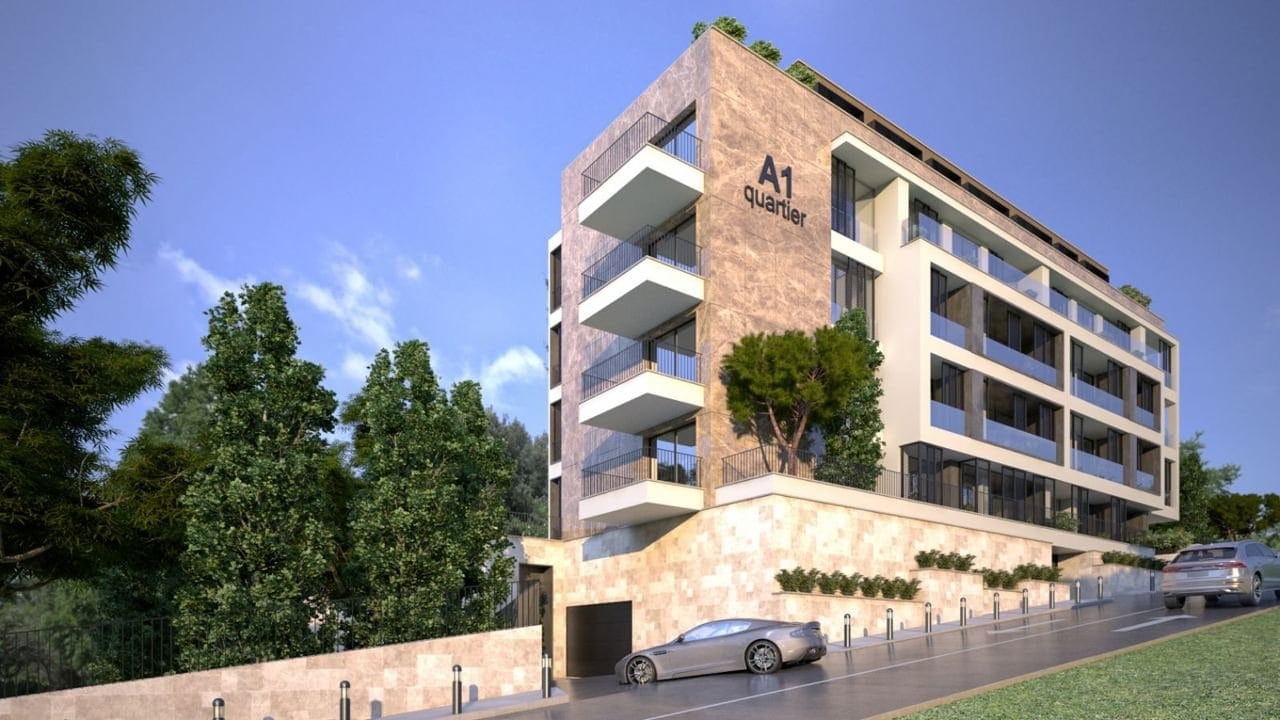 Современный жилой комплекс A1 Quartier в Будве, Черногория: фасад с каменной отделкой, балконами и парковкой.