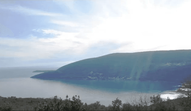 Panoramablick auf das Meer und die Berge vom Grundstück in Herceg Novi, Montenegro. Malerische Küstenlandschaft.