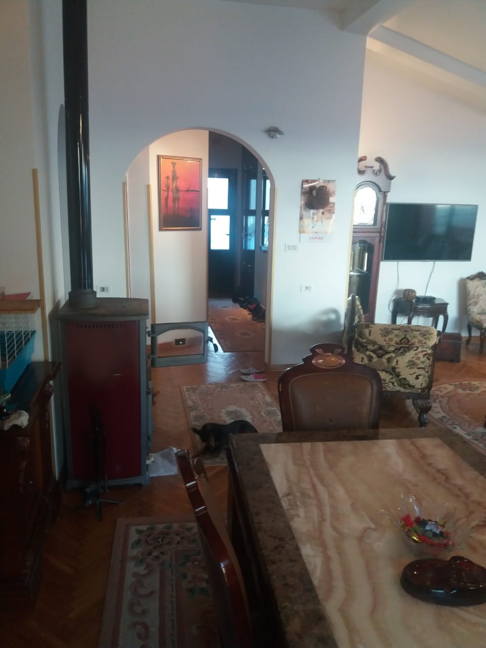 Wohnzimmer mit Kamin, Marmortisch und klassischen Möbeln in einem Haus in Muo, Montenegro.