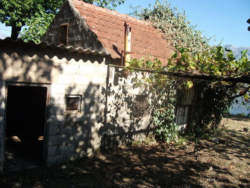 Karadağ, Prčanj’de, cephesinde üzüm bağı bulunan, yeniden inşa edilecek eski taş ev.