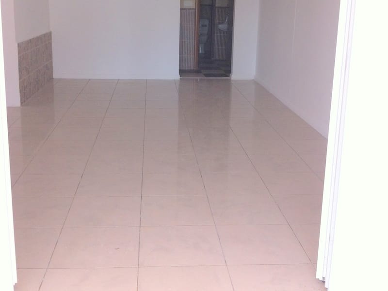Salon lumineux avec sol carrelé et salle de bains dans un appartement à vendre, Herceg Novi, Monténégro.