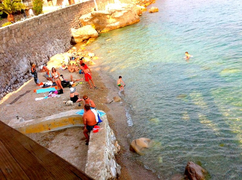 Vue sur la plage privée de galets au bord de la mer à Herceg Novi, Monténégro, depuis la terrasse de l’appartement n°1135.