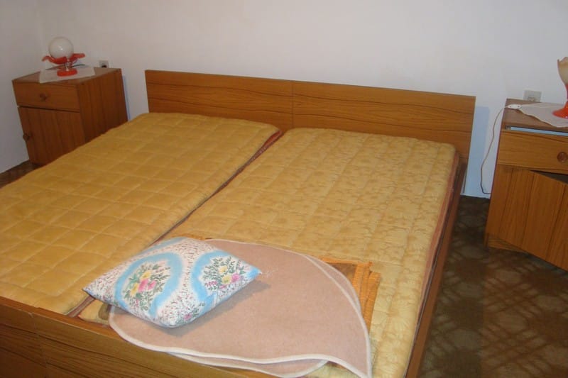 Chambre avec lit double et tables de chevet dans une maison à vendre, Dobrota, Monténégro.