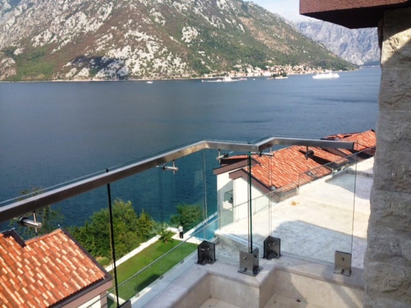Balkon mit Panoramablick auf die Bucht von Kotor in einer Wohnanlage, Kostanjica, Montenegro: Glasgeländer.