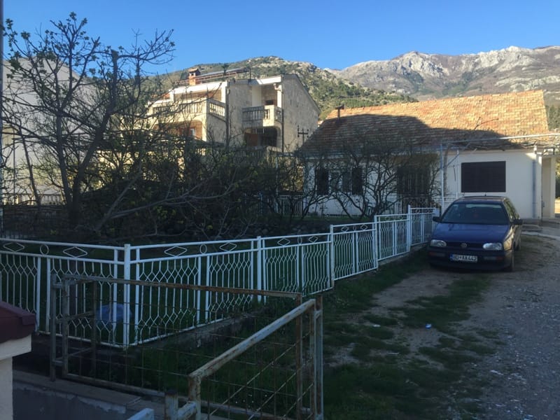 Privatna kuća sa placem i pogledom na planine u Majnu, Budvanska rivijera, Crna Gora: eksterijer i dvorište.