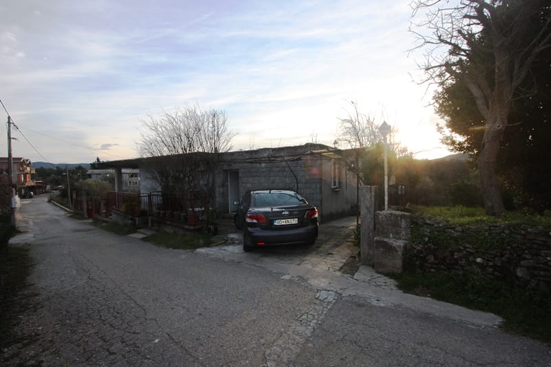Privatna kuća u Kalarovu, Krašići, Crna Gora: pogled na fasadu, parking mesto i pripadajuće dvorište.