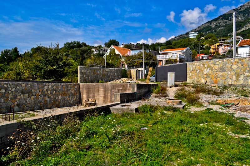 Baugrundstück in Šušanj, Bar Riviera, Montenegro: Blick auf das Fundament und die Stützmauern aus Stein.