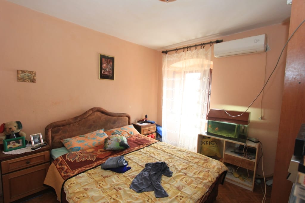 Chambre cosy avec lit double et aquarium dans une maison à vendre, Dobrota, Monténégro.