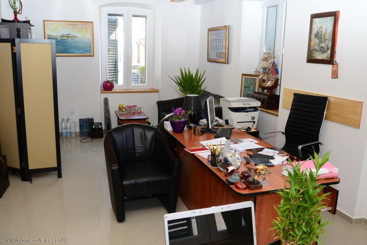 Büroraum in einer Wohnung in Herceg Novi, Montenegro: Schreibtisch, Ledersessel, helle Ausstattung und Dekor.