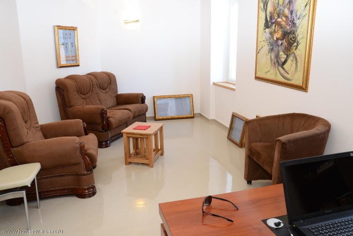 Helles Wohnzimmer mit braunen Polstermöbeln in einer zum Verkauf stehenden Wohnung in Herceg Novi, Montenegro.