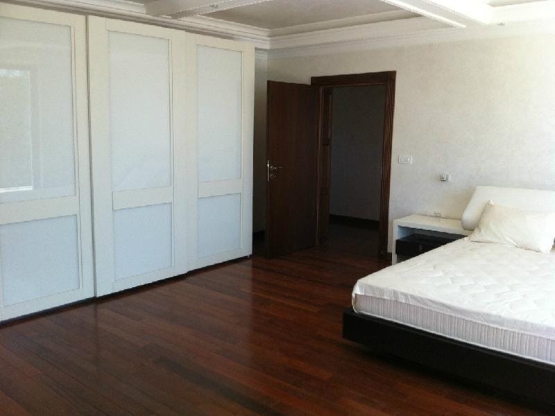 Chambre spacieuse dans une villa à Herceg Novi, Monténégro : lit double, placard intégré et parquet.
