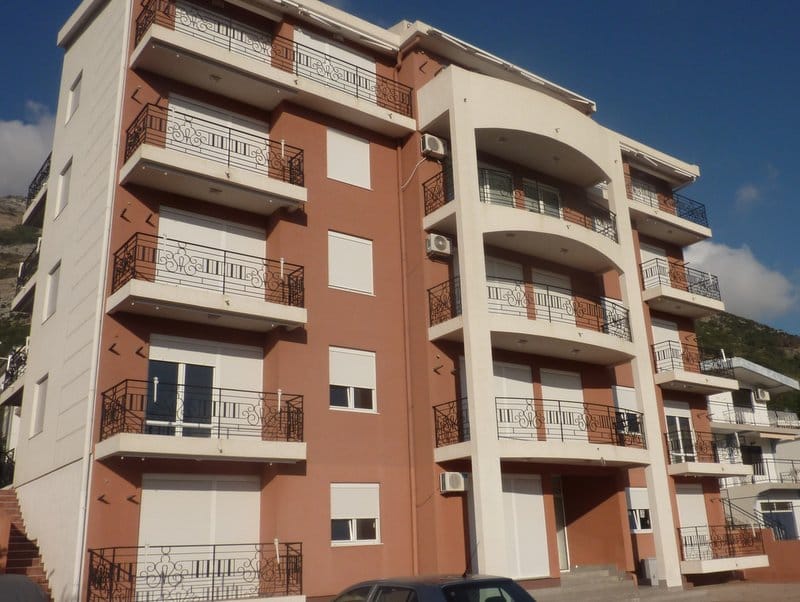 Fasada moderne višespratnice sa balkonima u gradu Sutomore, Crna Gora.
