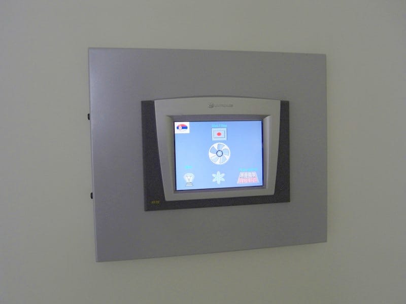 Senzorni kontrolni panel sistema pametne kuće u modernom stanu u Budvi, Crna Gora.