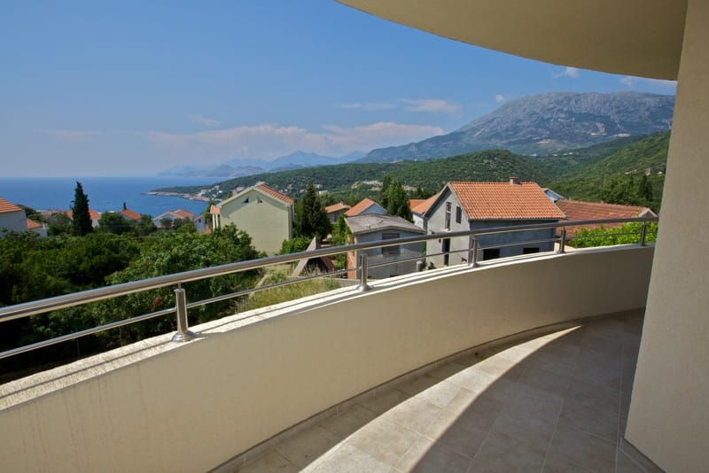 Deniz ve dağlara panoramik manzaralı balkon, Uteha, Karadağ: fayans zemin ve metal korkuluklar.