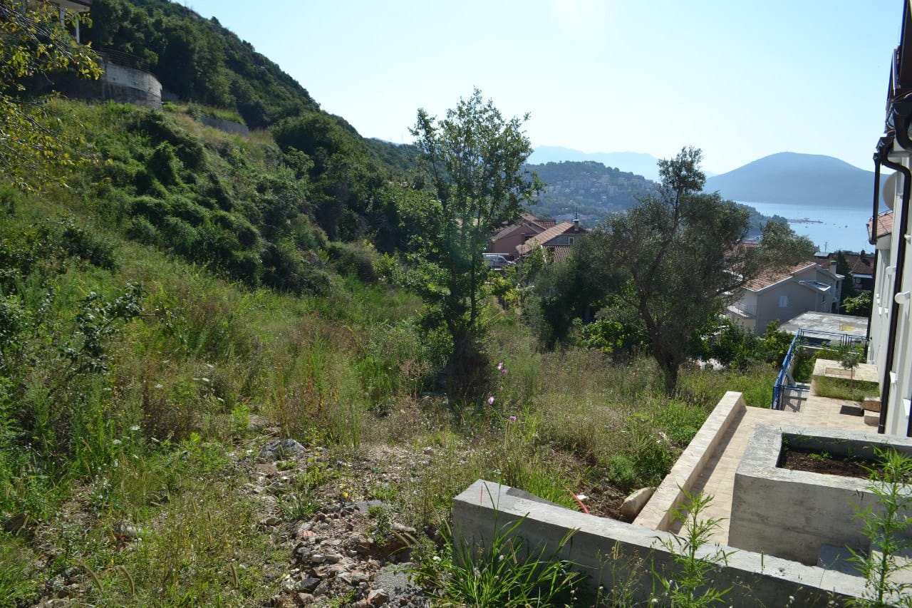 Grundstück in Herceg Novi, Montenegro, mit Panoramablick auf das Meer, die Berge und die städtische Bebauung.