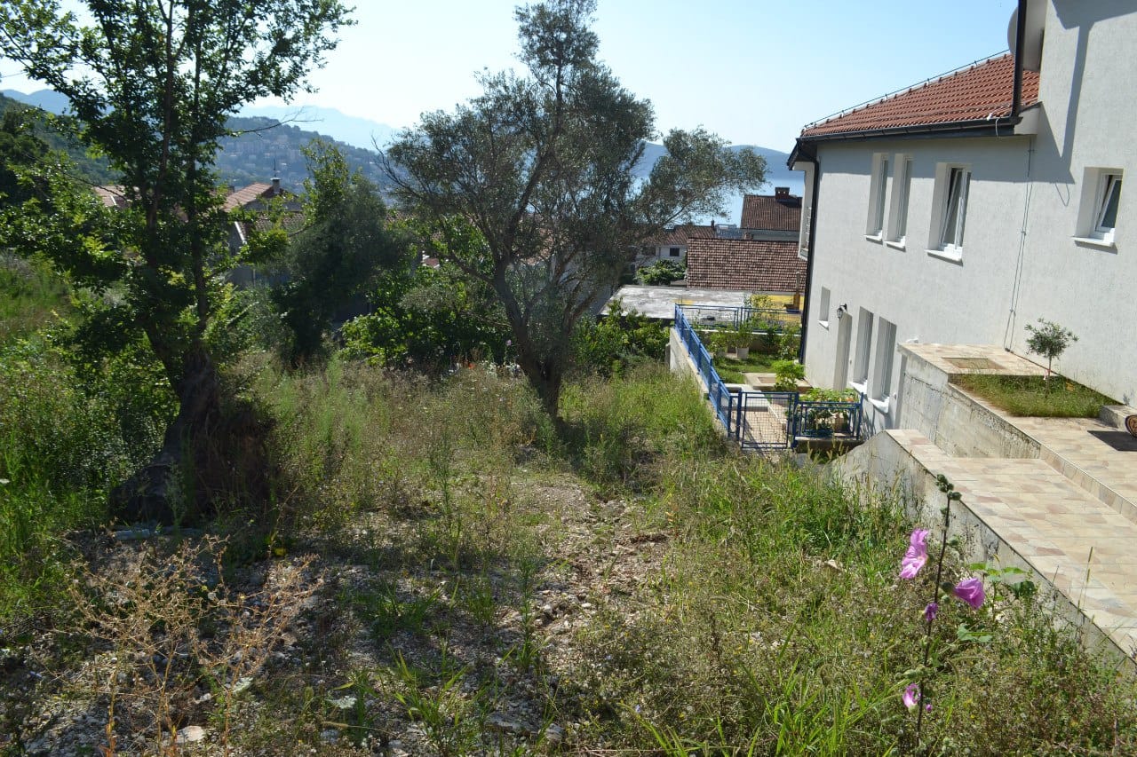 Grundstück mit Meerblick und Haus in Herceg Novi, Montenegro: Außenbereich mit Garten und Terrasse.