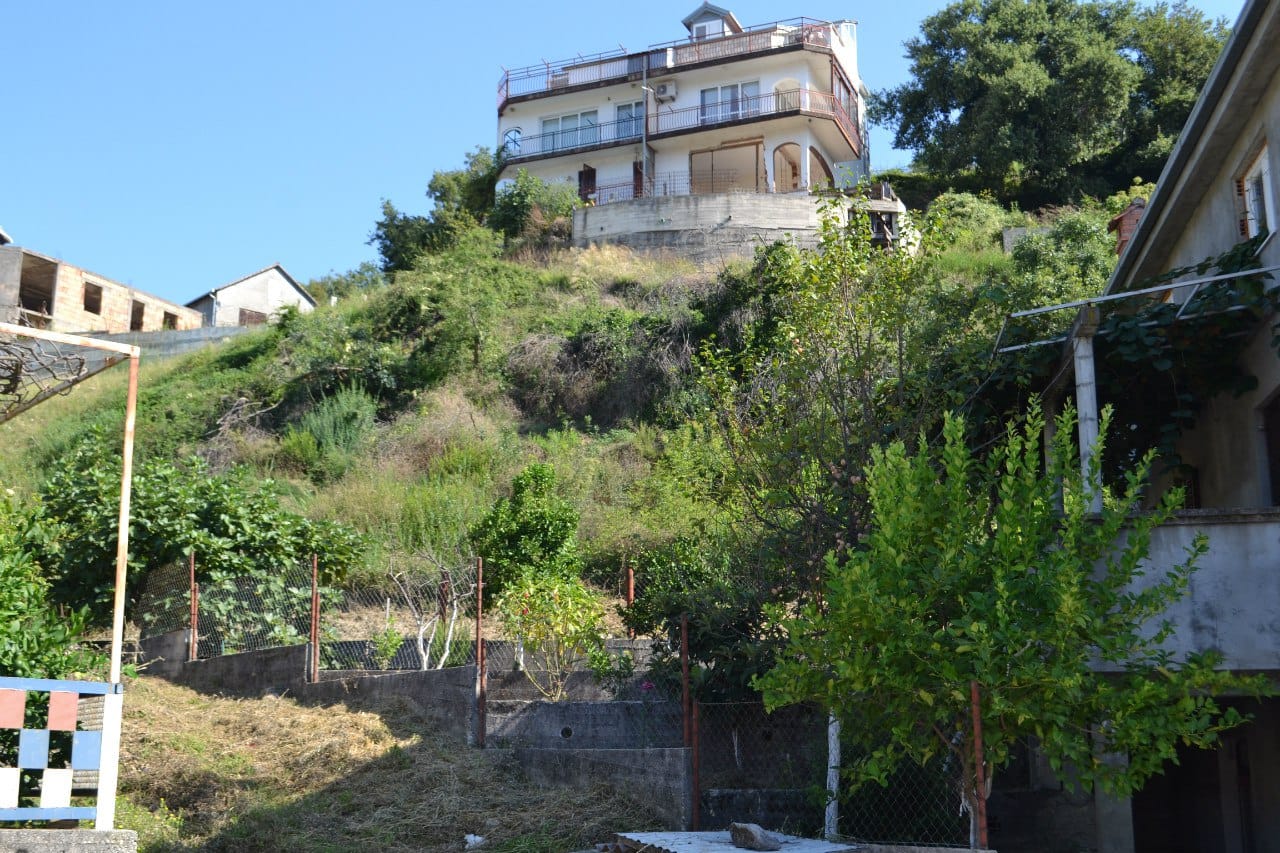 Dreistöckiges Haus auf einem Hügel mit Terrassen und grünem Grundstück in Herceg Novi, Montenegro.