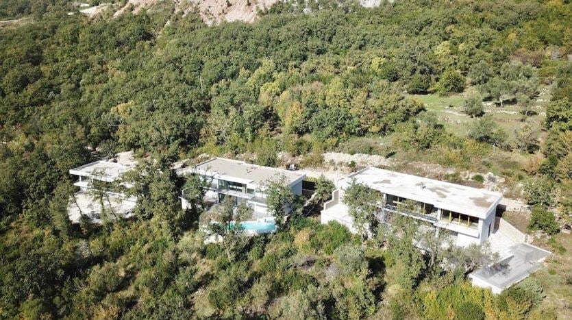 Moderne Villen mit Pools inmitten des Waldes, Herceg Novi, Montenegro: Luftaufnahme der Luxusimmobilien.
