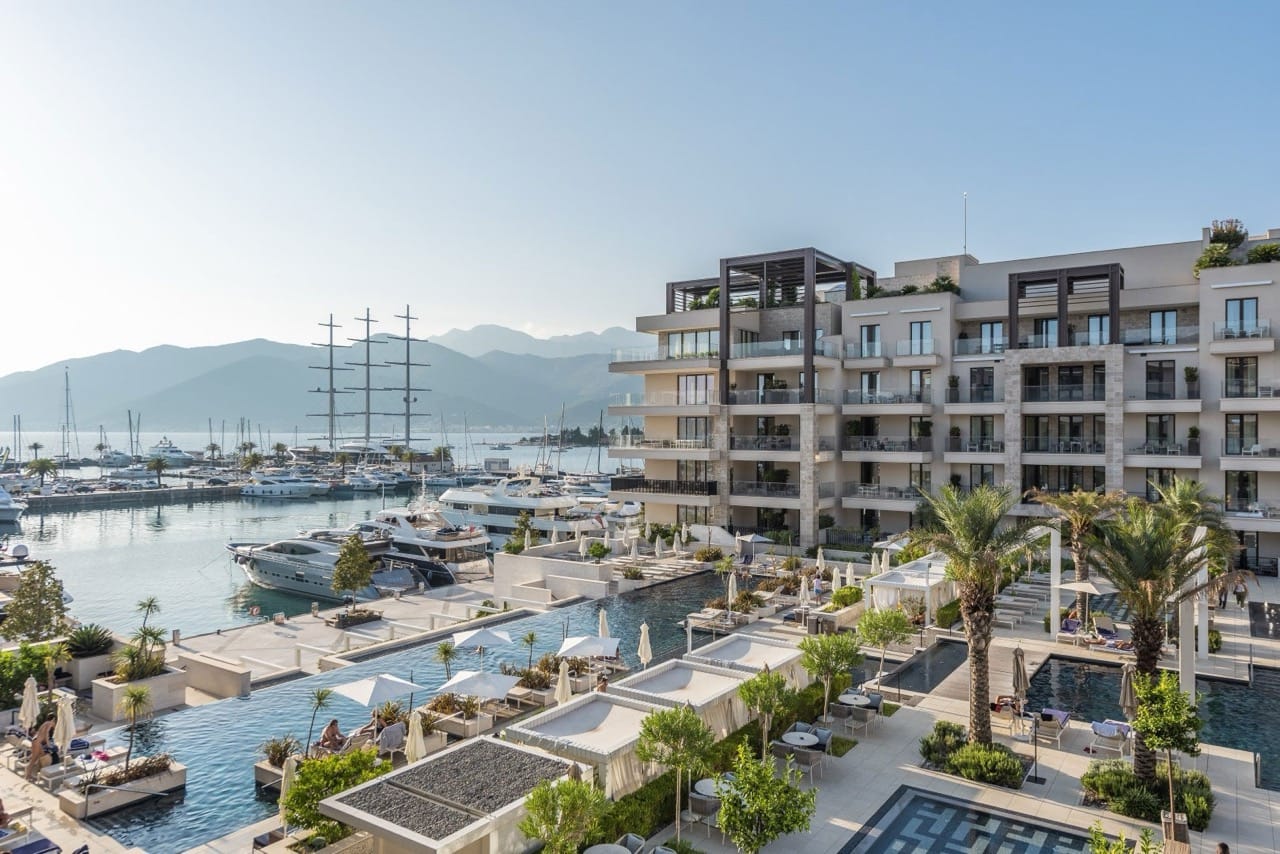 Pogled na bazen i jahtenu marinu Porto Montenegro u Tivtu, Crna Gora: savremeni stambeni kompleks sa terasama.