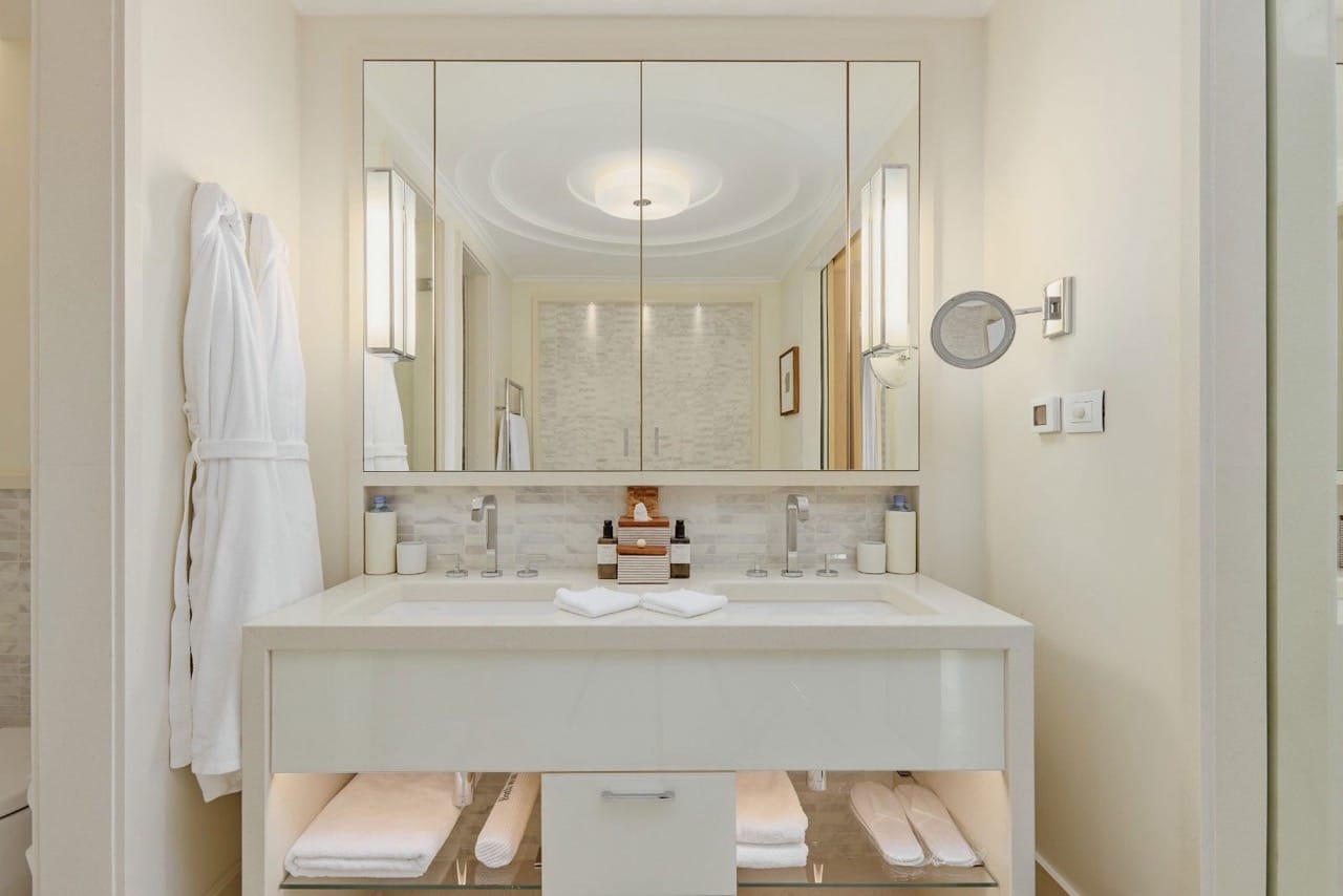 Savremeno kupatilo sa duplim umivaonikom u stanu Porto Montenegro, Tivat, Crna Gora: stilizovan enterijer.