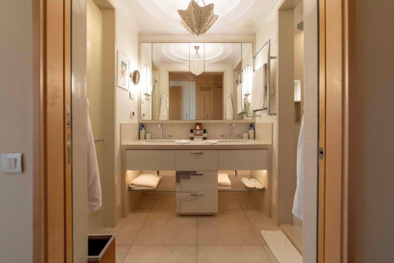 Savremeno kupatilo sa dva umivaonika u stanu Porto Montenegro, Tivat, Crna Gora.