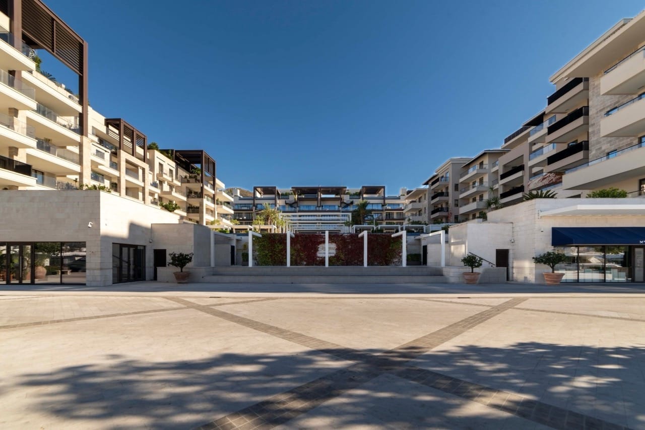 Savremeni stambeni kompleks u Porto Montenegru, Tivat: uređeni trg i elitna arhitektura, Crna Gora.
