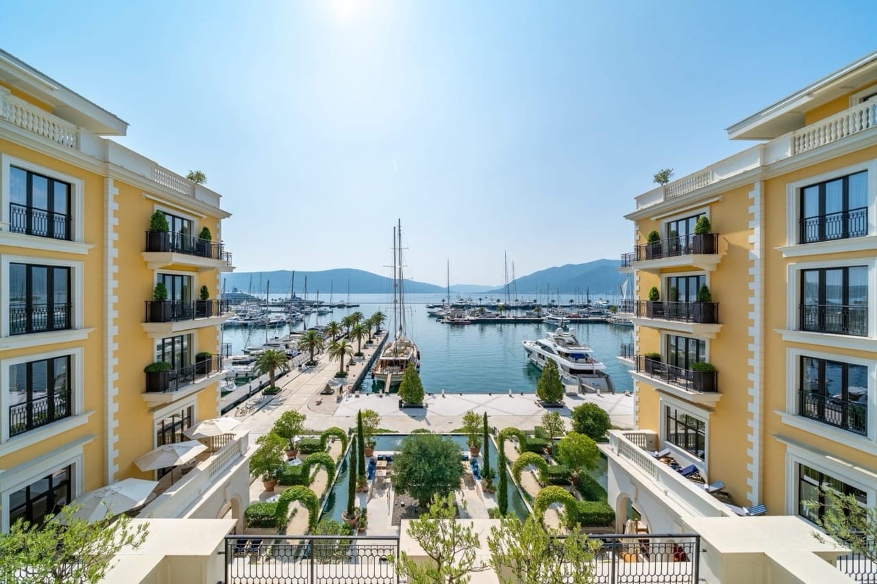 Pogled na marinu i jahte iz elitnog stambenog kompleksa Porto Montenegro, Tivat, Crna Gora. Pejzažni dizajn i terase.