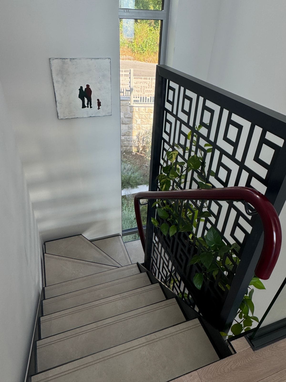 Nowoczesne schody z dekoracyjną balustradą i obrazem w willi w Blizikuće, Czarnogóra.