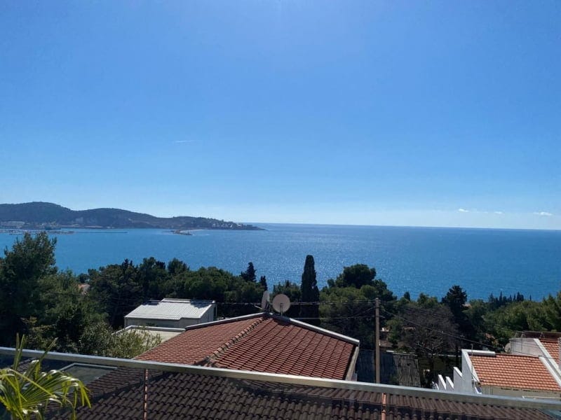 Panoramiczny widok na Morze Adriatyckie i góry z tarasu domu w Suszaniu, Czarnogóra.