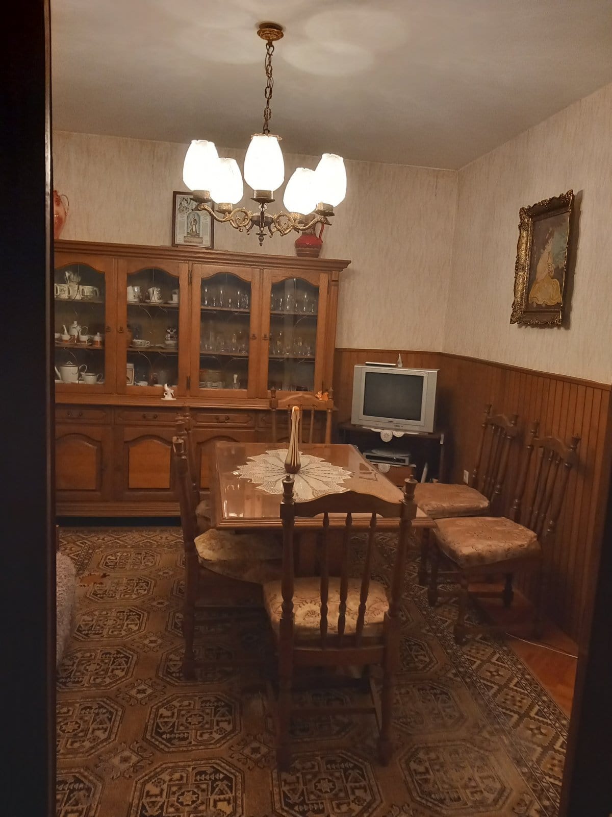 Классическая гостиная с деревянной мебелью и обеденной зоной в доме на продажу в Игало, Черногория.
