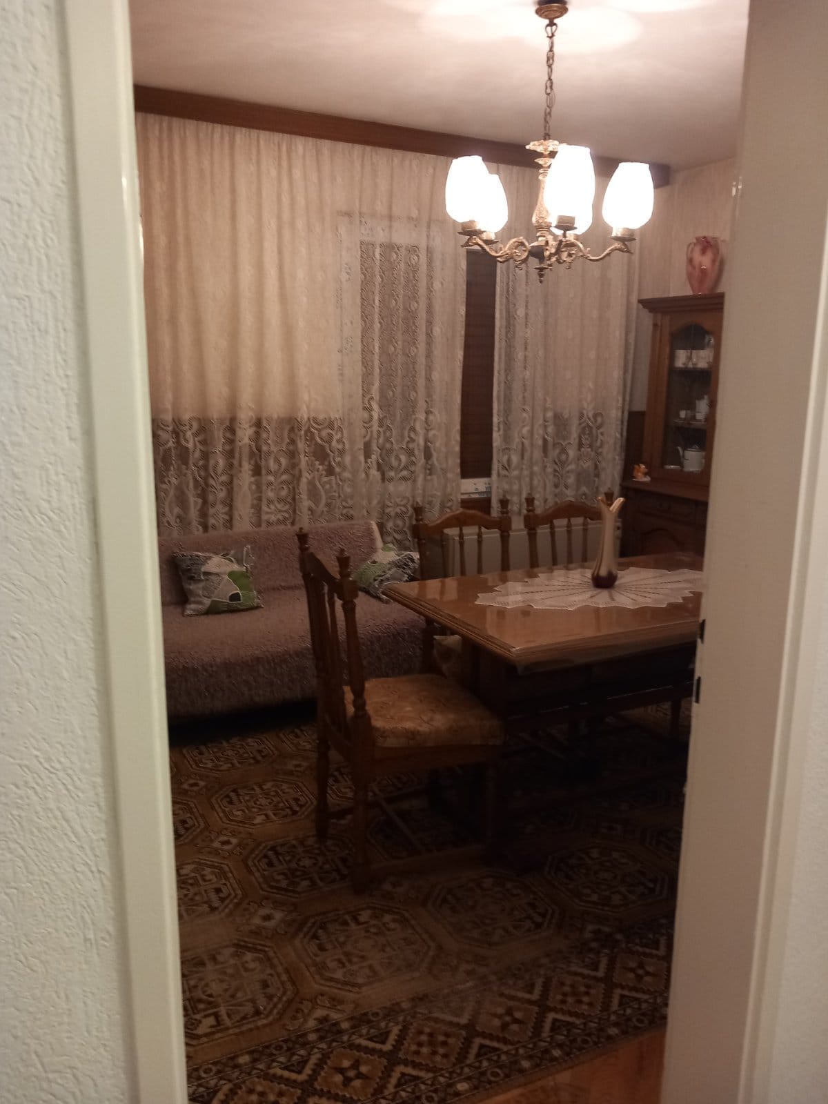 Уютная гостиная с обеденной зоной и классической мебелью в доме на продажу в Игало, Черногория.