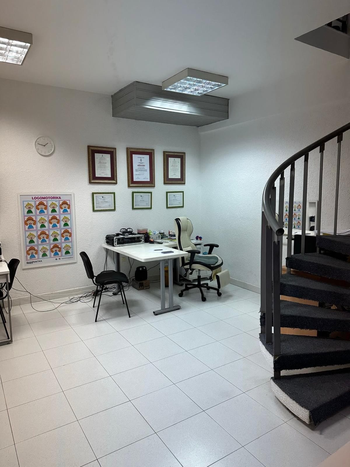 Gewerbefläche in Bar, Montenegro: helles Büro mit Wendeltreppe, Schreibtisch und Büromöbeln.