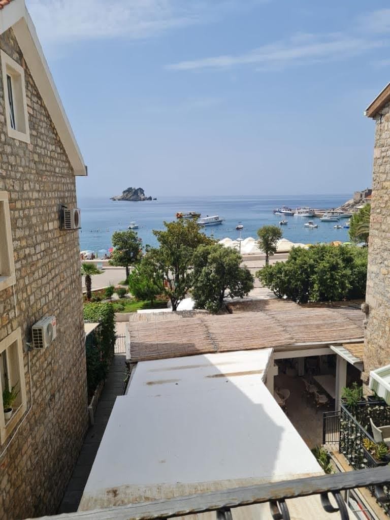 Pogled na more i plažu u Petrovcu iz apartmana u Crnoj Gori, kamena fasada, terasa sa pogledom na ostrva.